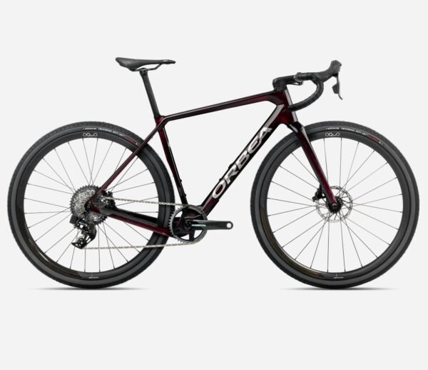 Descubre la Orbea Terra M21eTeam 2025 1x12 AXS, bicicleta gravel de carbono con monoplato Sram Force, frenos hidráulicos AXS y ruedas Oquo RC25TEAM con cubiertas Vittoria Terreno Dry 700x38c. Rendimiento, control y comodidad para rutas mixtas y gravel exigente.