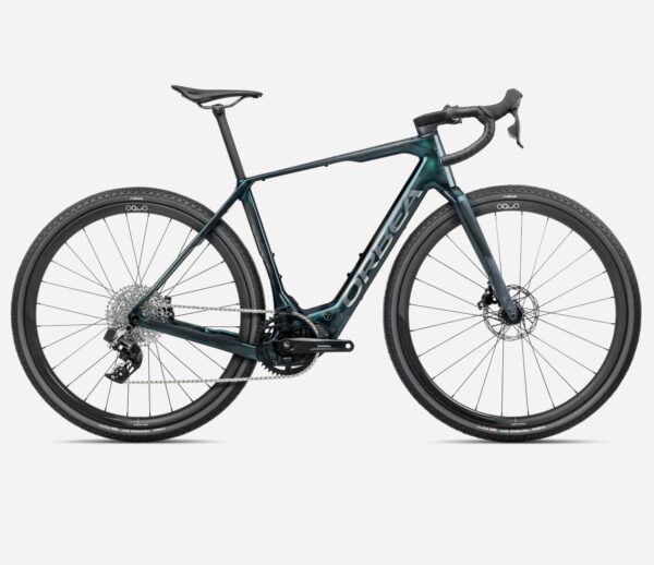 Orbea Denna eBike 2025 bicicleta gravel eléctrica, motor Shimano EP801, batería 420Wh, transmisión Sram Rival eTap 12v y ruedas Oquo RC25TEAM con cubiertas Vittoria Terreno Dry 700x45c, ideal para rutas largas y terrenos mixtos.
