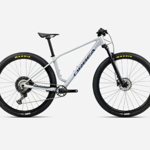 Bicicleta Orbea Alma H30 2026 color aluminio con horquilla SR Suntour Raidon 32 RLR, transmisión Shimano Deore 12v y neumáticos Maxxis Ikon.