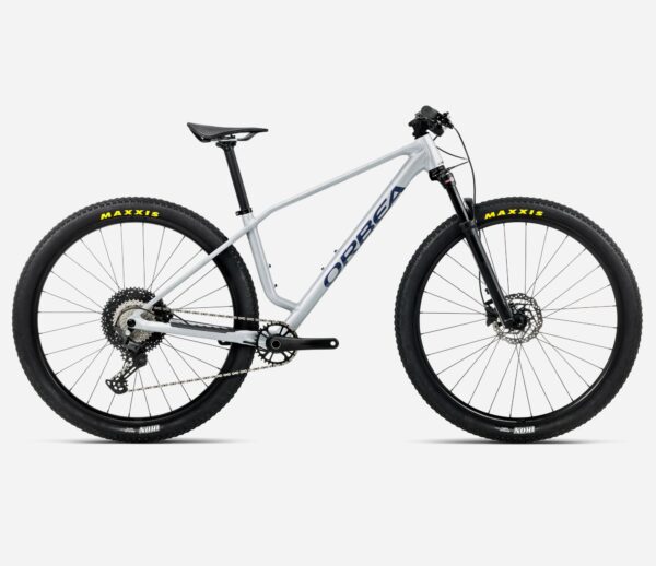 Bicicleta Orbea Alma H30 2026 color aluminio con horquilla SR Suntour Raidon 32 RLR, transmisión Shimano Deore 12v y neumáticos Maxxis Ikon.
