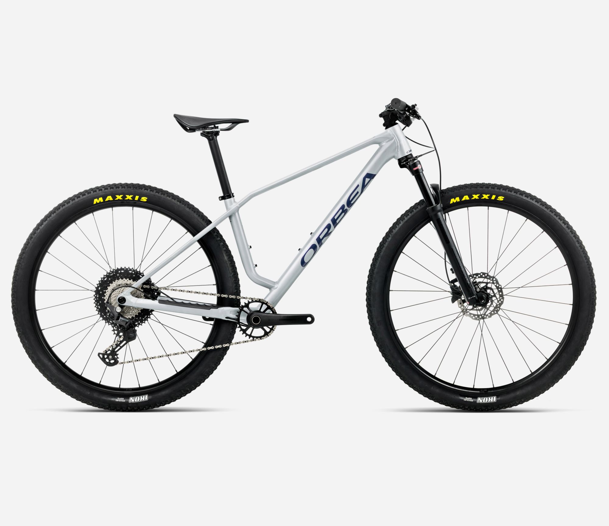 Bicicleta Orbea Alma H30 2026 color aluminio con horquilla SR Suntour Raidon 32 RLR, transmisión Shimano Deore 12v y neumáticos Maxxis Ikon.
