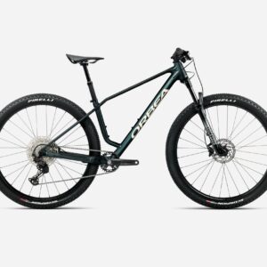 Bicicleta Orbea Alma H20 2026 color verde oscuro con horquilla RockShox Judy Silver TK y transmisión Shimano XT, vista lateral completa.