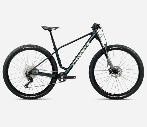 Bicicleta Orbea Alma H20 2026 color verde oscuro con horquilla RockShox Judy Silver TK y transmisión Shimano XT, vista lateral completa.