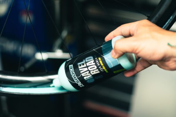 Sellante tubeless X-Sauce Gravel & Road 500ml para bicicletas de carretera y gravel, antipinchazos con látex natural y partículas biodegradables.
