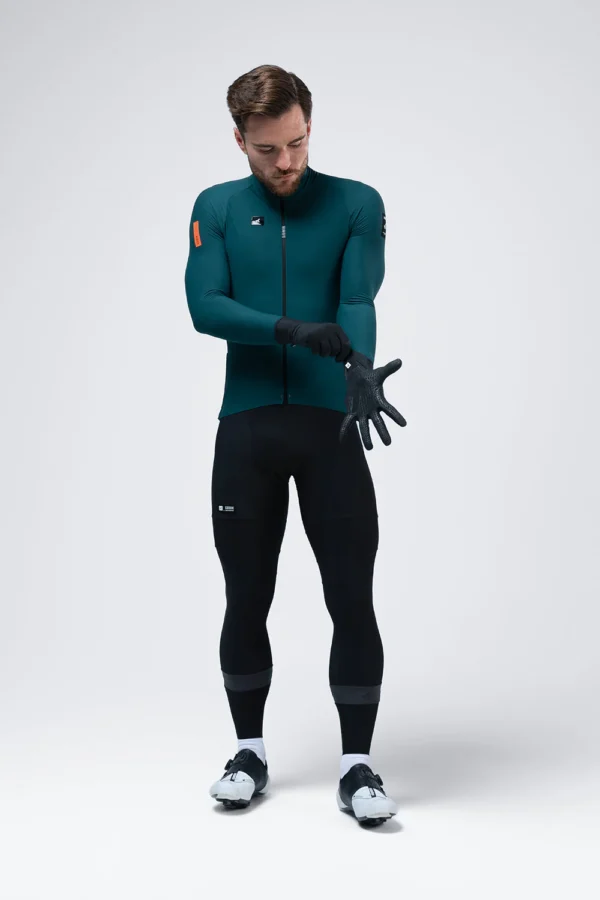 Guantes Gobik Mid Season color negro para ciclismo, con tratamiento repelente al agua, palma de silicona antideslizante y tejido térmico transpirable, ideales para otoño y primavera.