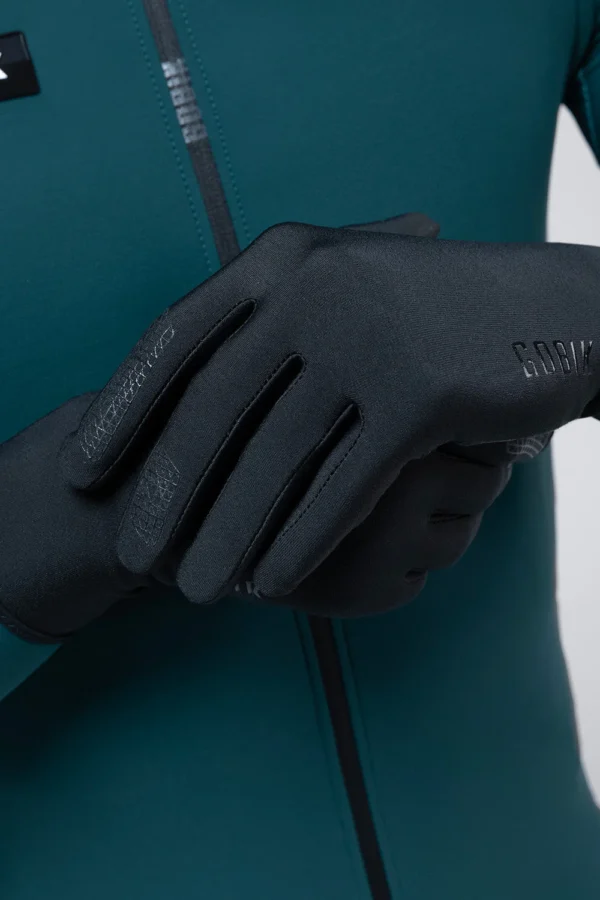 Guantes Gobik Mid Season color negro para ciclismo, con tratamiento repelente al agua, palma de silicona antideslizante y tejido térmico transpirable, ideales para otoño y primavera.