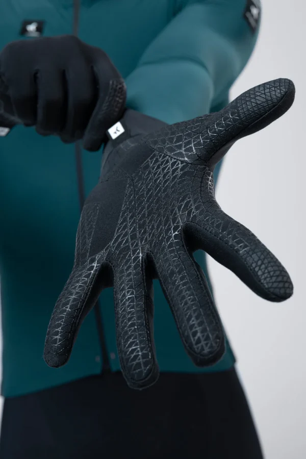 Guantes Gobik Mid Season color negro para ciclismo, con tratamiento repelente al agua, palma de silicona antideslizante y tejido térmico transpirable, ideales para otoño y primavera.
