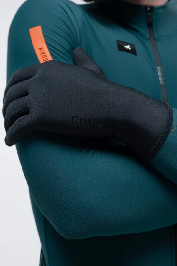 Guantes Gobik Mid Season color negro para ciclismo, con tratamiento repelente al agua, palma de silicona antideslizante y tejido térmico transpirable, ideales para otoño y primavera.