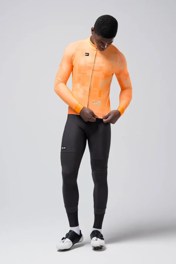 Description: Perfect for your workouts and regular outings on days with cool temperatures, this model is designed to offer the ideal balance between thermal comfort and performance. Its technical fabric not only provides lightweight insulation, but also ensures optimal breathability, preventing overheating during exertion. It fits our body optimally, enhancing aerodynamics, but with enough room to use a base layer if the temperature requires it. The mesh panels under the arms offer extra ventilation, helping to eliminate residual heat. Highly elastic technical fabric. Warm interior with microfleece. Mesh panels underarms for extra ventilation. Sleeves in very light and flexible fabric. Anatomic cuffs with laser cut. Hidden inverted zipper. 3 rear pockets + 1 side pocket. 2 with GRS system and 2 in mesh fabric. New full silicone waistband. Reflective details on pocket and collar.