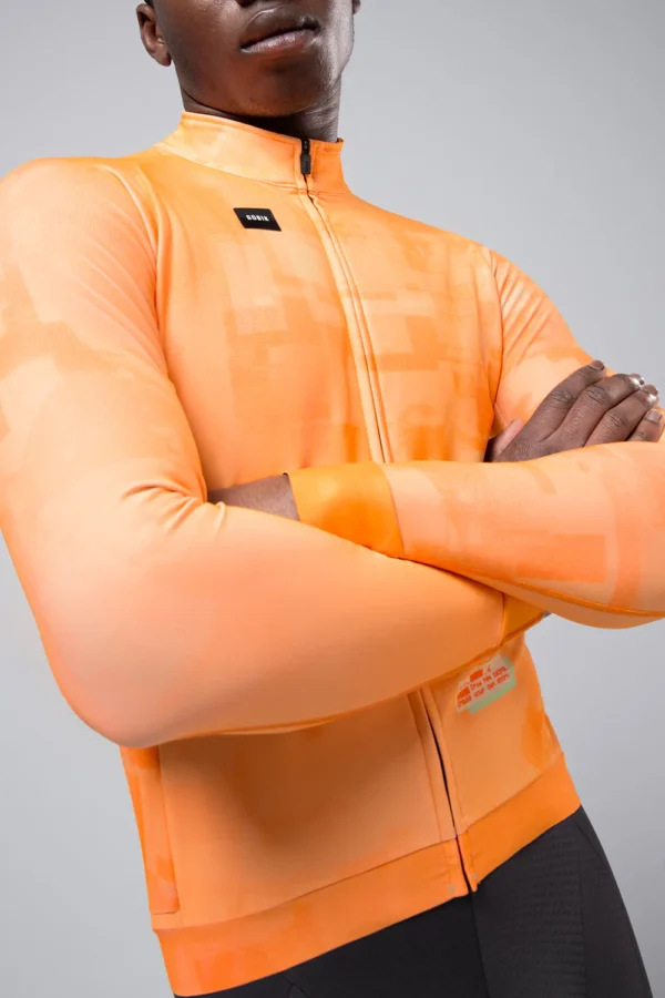 Description: Perfect for your workouts and regular outings on days with cool temperatures, this model is designed to offer the ideal balance between thermal comfort and performance. Its technical fabric not only provides lightweight insulation, but also ensures optimal breathability, preventing overheating during exertion. It fits our body optimally, enhancing aerodynamics, but with enough room to use a base layer if the temperature requires it. The mesh panels under the arms offer extra ventilation, helping to eliminate residual heat. Highly elastic technical fabric. Warm interior with microfleece. Mesh panels underarms for extra ventilation. Sleeves in very light and flexible fabric. Anatomic cuffs with laser cut. Hidden inverted zipper. 3 rear pockets + 1 side pocket. 2 with GRS system and 2 in mesh fabric. New full silicone waistband. Reflective details on pocket and collar.