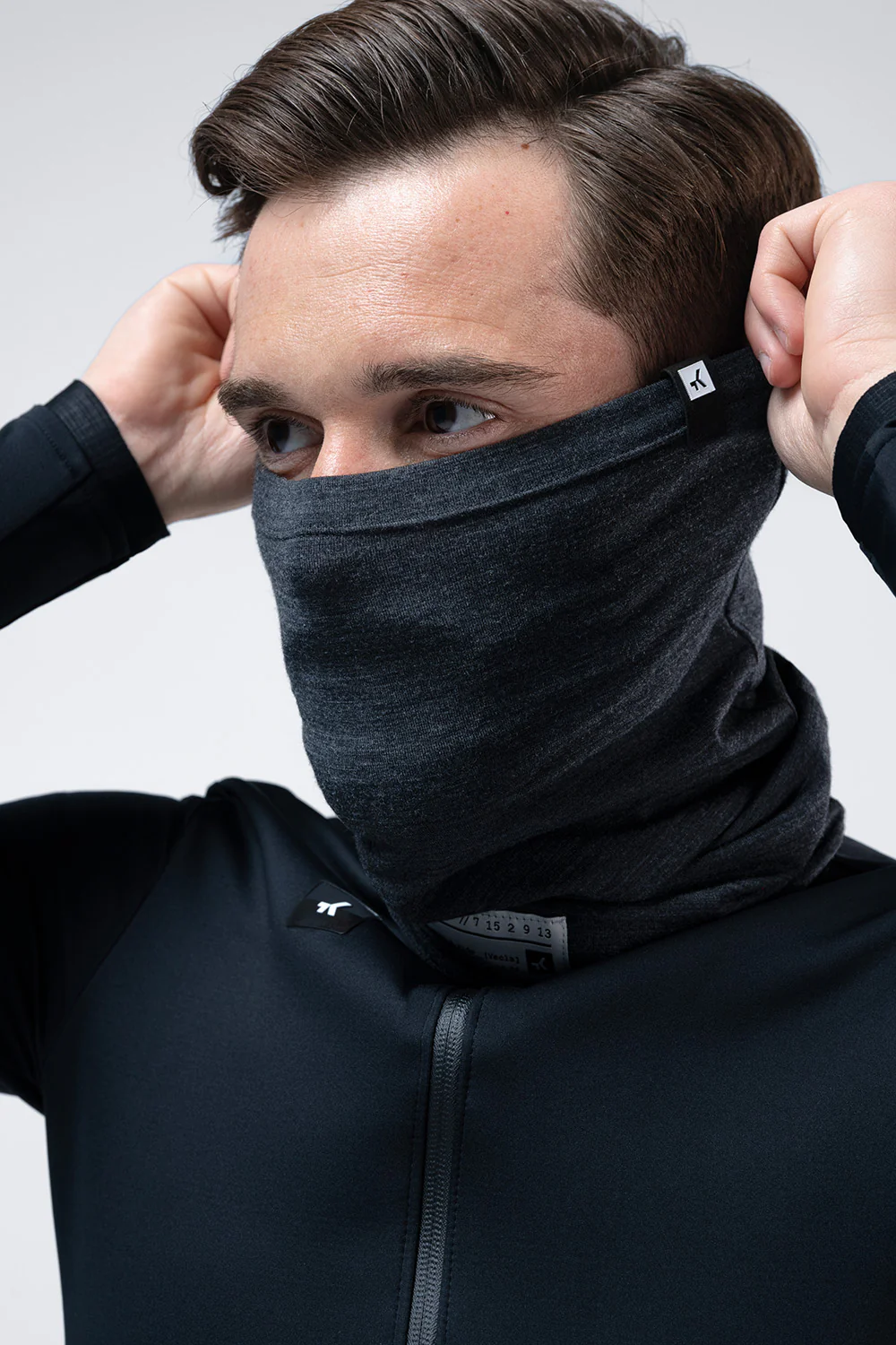 Bandana Gobik Moonbah Solid Graphite unisex para ciclismo, color grafito, ligera, transpirable y perfecta para uso bajo el casco, disponible en Bikes Moncayo.
