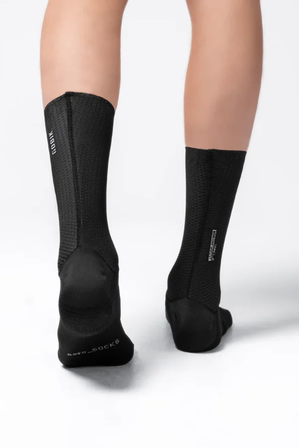 En la lucha contra el crono, todo detalle importa. Hemos diseñado estos calcetines con una altura prolongada, dentro de los estándares UCI, y un tejido perforado de baja resistencia al viento, que ofrece una regulación de temperatura óptima. La impresión interior de silicona garantiza su adherencia creando un efecto segunda piel, que también contribuye a la aerodinámica al prescindir del clásico dobladillo. En esta nueva evolución confeccionamos los pinkies con hilo Fulgar® Q-SKIN® con iones de plata, que favorece la disipación del sudor y malos olores, manteniendo una agradable sensación de frescura en la piel. Estructura aerodinámica avanzada y peso ligero. Pinkie confeccionado con hilo Fulgar® Q-SKIN®. Testados en túnel del viento por equipos WorldTour. Altura de 22 cm (talla L-XL). Cuerpo superior perforado para ventilación extra. Silicona antideslizante en el extremo superior. Costuras de perfil bajo. Punteras asimétricas anatómicas. Sistema de refuerzo en talón y puntera. COO: ES