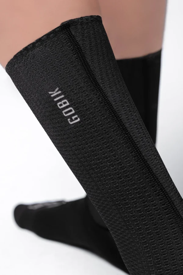 En la lucha contra el crono, todo detalle importa. Hemos diseñado estos calcetines con una altura prolongada, dentro de los estándares UCI, y un tejido perforado de baja resistencia al viento, que ofrece una regulación de temperatura óptima. La impresión interior de silicona garantiza su adherencia creando un efecto segunda piel, que también contribuye a la aerodinámica al prescindir del clásico dobladillo. En esta nueva evolución confeccionamos los pinkies con hilo Fulgar® Q-SKIN® con iones de plata, que favorece la disipación del sudor y malos olores, manteniendo una agradable sensación de frescura en la piel. Estructura aerodinámica avanzada y peso ligero. Pinkie confeccionado con hilo Fulgar® Q-SKIN®. Testados en túnel del viento por equipos WorldTour. Altura de 22 cm (talla L-XL). Cuerpo superior perforado para ventilación extra. Silicona antideslizante en el extremo superior. Costuras de perfil bajo. Punteras asimétricas anatómicas. Sistema de refuerzo en talón y puntera. COO: ES