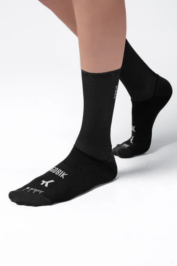 En la lucha contra el crono, todo detalle importa. Hemos diseñado estos calcetines con una altura prolongada, dentro de los estándares UCI, y un tejido perforado de baja resistencia al viento, que ofrece una regulación de temperatura óptima. La impresión interior de silicona garantiza su adherencia creando un efecto segunda piel, que también contribuye a la aerodinámica al prescindir del clásico dobladillo. En esta nueva evolución confeccionamos los pinkies con hilo Fulgar® Q-SKIN® con iones de plata, que favorece la disipación del sudor y malos olores, manteniendo una agradable sensación de frescura en la piel. Estructura aerodinámica avanzada y peso ligero. Pinkie confeccionado con hilo Fulgar® Q-SKIN®. Testados en túnel del viento por equipos WorldTour. Altura de 22 cm (talla L-XL). Cuerpo superior perforado para ventilación extra. Silicona antideslizante en el extremo superior. Costuras de perfil bajo. Punteras asimétricas anatómicas. Sistema de refuerzo en talón y puntera. COO: ES