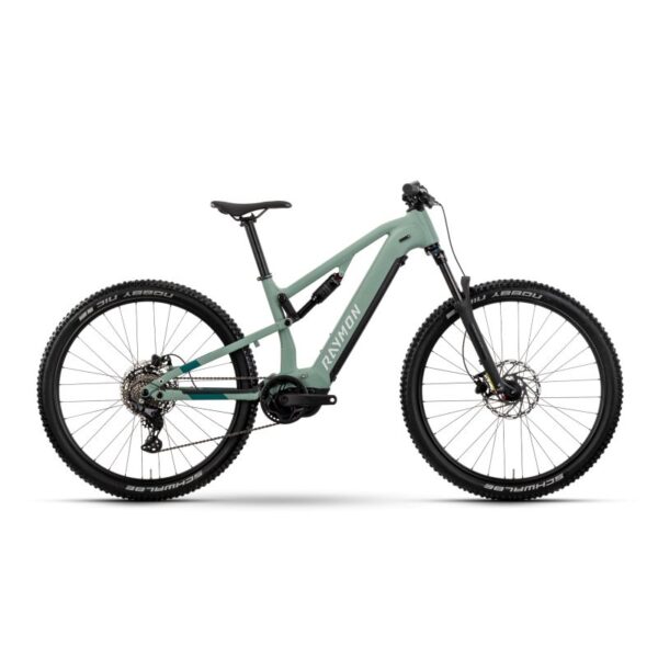 La Raymon TrailRay 120 combina potencia, fiabilidad y comodidad en una bicicleta eléctrica de montaña preparada para cualquier desafío. Su motor Yamaha, su batería de gran capacidad y su geometría equilibrada la convierten en una opción perfecta tanto para ciclistas principiantes como para amantes del trail más experimentados.