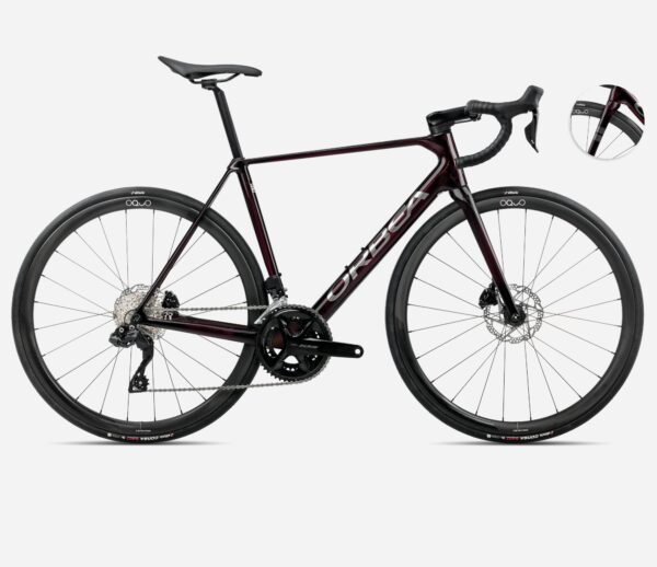 La Orbea Orca M35i 2025 es una bicicleta de carretera de alto rendimiento diseñada para velocidad, eficiencia y competición. Monta cuadro Carbon OMR, grupo electrónico Shimano 105 Di2 12v, frenos hidráulicos y ruedas Oquo RP35TEAM, ofreciendo máxima rigidez, aerodinámica y una respuesta explosiva en cada pedalada. Ideal para ciclistas exigentes que buscan escalar puertos, rodar rápido y alcanzar un nivel profesional en carretera.