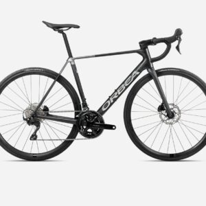 Orbea Orca M30 2026 color carbón con grupo Shimano 105 y cuadro OMR de carbono, disponible en Bikes Moncayo.