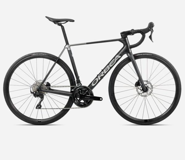 Orbea Orca M30 2026 color carbón con grupo Shimano 105 y cuadro OMR de carbono, disponible en Bikes Moncayo.