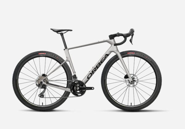 Bicicleta Orbea Terra OMX 2026 con grupo Shimano GRX RX820, ruedas OQUO RC30 TEAM y cubiertas Vittoria Terreno T30