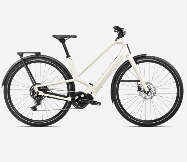 La Orbea Diem 30 2025 es una bicicleta eléctrica urbana premium equipada con motor Shimano EP600, batería integrada de 540Wh y transmisión Shimano Cues. Diseñada para movilidad diaria, ofrece confort, potencia y seguridad gracias a su cuadro de aluminio Diamond Glide, iluminación integrada, horquilla de carbono y accesorios urbanos de alta calidad. Ideal para desplazamientos rápidos, eficientes y con estilo.