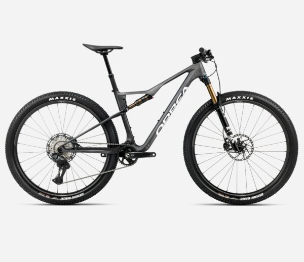 Bicicleta Orbea Oiz carbono full suspension con montaje Fox Factory y Shimano XT, ruedas 29” Maxxis Rekon Race, vista lateral en color negro, modelo XC de alto rendimiento