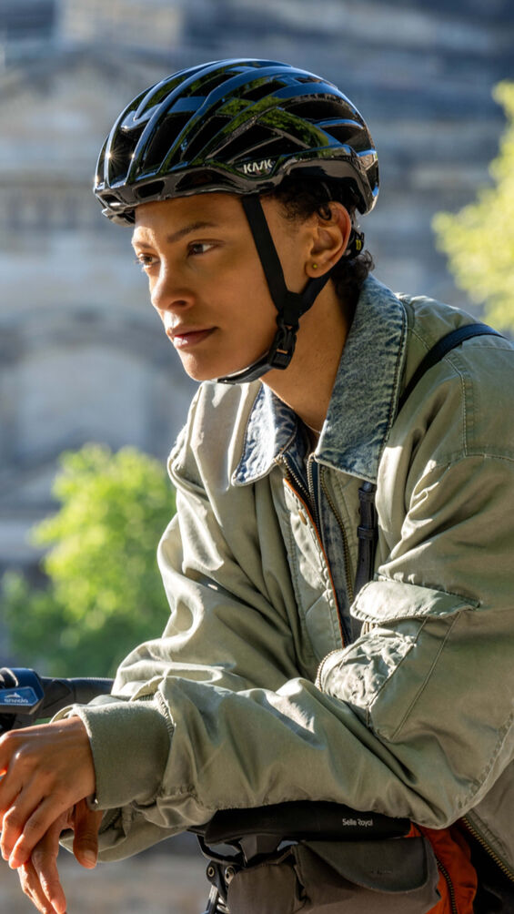 "Casco Kask Valegro en color blanco, ultraligero con 37 ventilaciones, sistema Octo Fit y tecnología MIT, diseñado para el máximo confort en ciclismo."