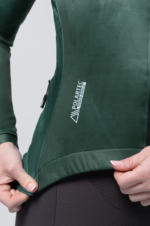 La Gobik Skimo Pro 2.0 es una chaqueta térmica de ciclismo diseñada para invierno, con membrana Polartec® cortaviento y repelente al agua, interior de microfleece y ajuste Perfect Fit. Ideal para temperaturas de 0 a 12 °C, ofrece aislamiento, transpirabilidad y aerodinámica premium en entrenamientos y rutas exigentes.