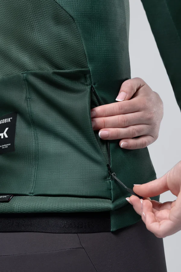 La Gobik Skimo Pro 2.0 es una chaqueta térmica de ciclismo diseñada para invierno, con membrana Polartec® cortaviento y repelente al agua, interior de microfleece y ajuste Perfect Fit. Ideal para temperaturas de 0 a 12 °C, ofrece aislamiento, transpirabilidad y aerodinámica premium en entrenamientos y rutas exigentes.