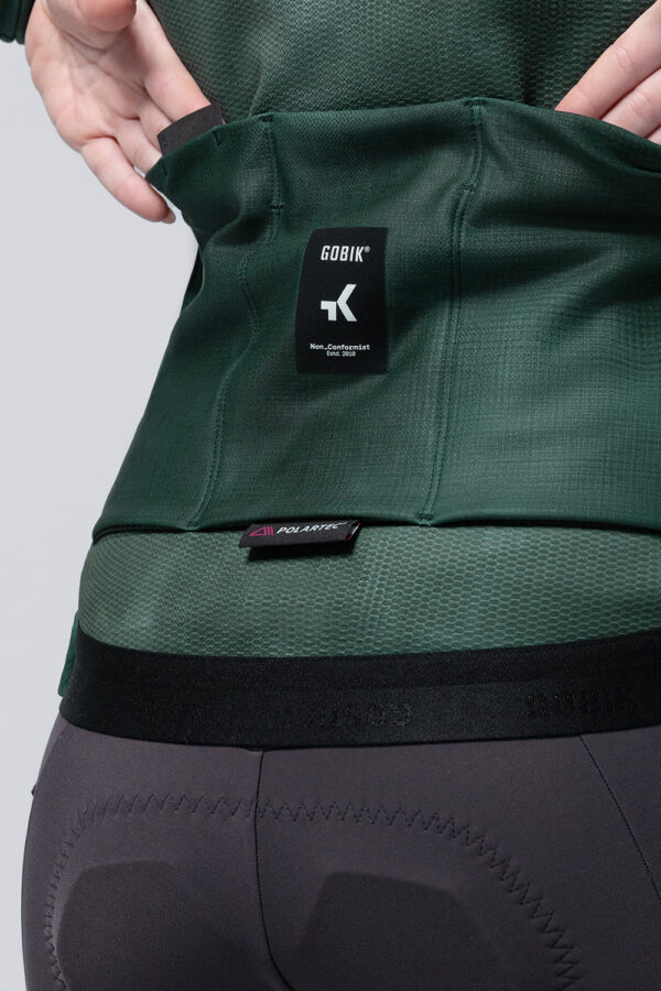 La Gobik Skimo Pro 2.0 es una chaqueta térmica de ciclismo diseñada para invierno, con membrana Polartec® cortaviento y repelente al agua, interior de microfleece y ajuste Perfect Fit. Ideal para temperaturas de 0 a 12 °C, ofrece aislamiento, transpirabilidad y aerodinámica premium en entrenamientos y rutas exigentes.
