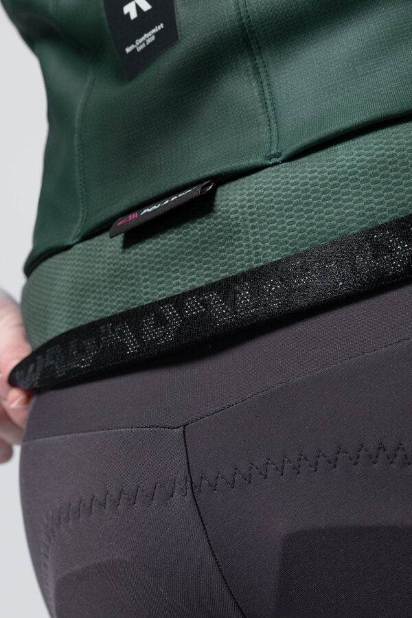 La Gobik Skimo Pro 2.0 es una chaqueta térmica de ciclismo diseñada para invierno, con membrana Polartec® cortaviento y repelente al agua, interior de microfleece y ajuste Perfect Fit. Ideal para temperaturas de 0 a 12 °C, ofrece aislamiento, transpirabilidad y aerodinámica premium en entrenamientos y rutas exigentes.