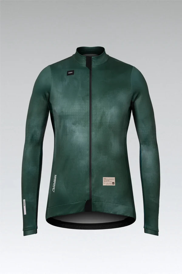 La Gobik Skimo Pro 2.0 es una chaqueta térmica de ciclismo diseñada para invierno, con membrana Polartec® cortaviento y repelente al agua, interior de microfleece y ajuste Perfect Fit. Ideal para temperaturas de 0 a 12 °C, ofrece aislamiento, transpirabilidad y aerodinámica premium en entrenamientos y rutas exigentes.