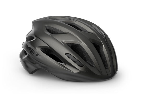 El Casco MET Idolo 2 ofrece la combinación perfecta de ligereza, ventilación y protección para ciclistas de carretera y entrenamientos exigentes. Con construcción In-Mould, sistema de ajuste Safe-T Advance +, diseño aerodinámico y acolchados transpirables, garantiza máximo confort y rendimiento en cada ruta. Ideal para ciclistas que buscan un casco moderno, cómodo y eficiente para largas distancias.
