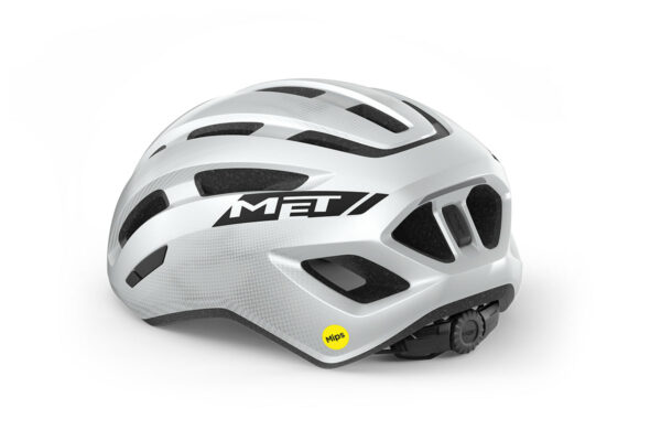 El MET Miles MIPS es un casco diseñado para ofrecer la máxima protección y confort a ciclistas urbanos, usuarios de e-bike y amantes del cicloturismo. Combina un diseño moderno, materiales de alta calidad y tecnología avanzada para garantizar una experiencia segura y cómoda en cada trayecto. Gracias a su construcción ligera, ventilación eficaz y sistema de seguridad MIPS-C2®, este casco se posiciona como una de las mejores opciones para quienes buscan seguridad y rendimiento sin renunciar al estilo.