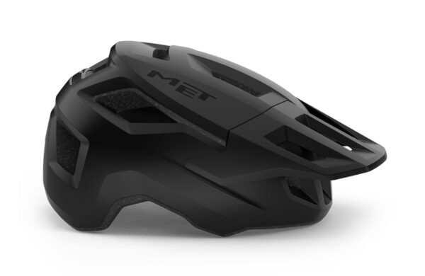 El MET Shelter es un casco diseñado para ciclistas de montaña, gravel, e-bike y rutas off-road que buscan un equilibrio entre seguridad, ventilación, ajuste y ligereza. Su versatilidad lo convierte en una opción ideal tanto para rutas de trail como para salidas de cross-country o gravel, ofreciendo una protección fiable sin sacrificar comodidad ni estilo. Gracias a su construcción robusta, su cobertura trasera extendida y un sistema de ajuste eficaz, el Shelter aporta todo lo necesario para enfrentar terrenos técnicos con confianza.