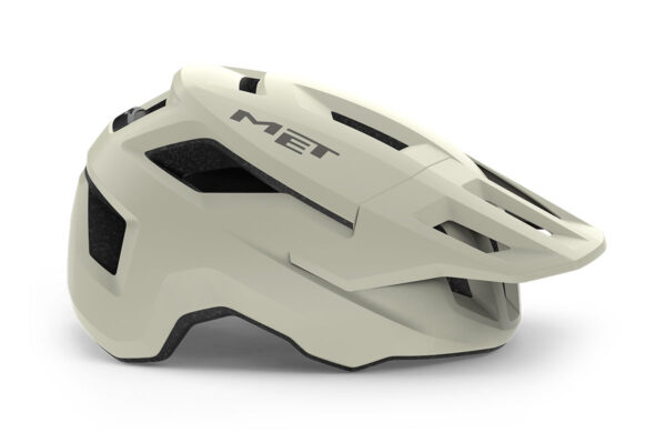 El MET Shelter MIPS es un casco pensado para ciclistas de montaña, gravel, e-bike y rutas de trail, diseñado para ofrecer seguridad, versatilidad, ventilación eficiente y comodidad duradera. Su combinación de protección mejorada, cobertura trasera, ajuste preciso y ventilación inteligente lo convierte en una de las opciones más completas dentro de su categoría, ideal tanto para quienes entrenan regularmente como para quienes disfrutan de rutas off-road los fines de semana.