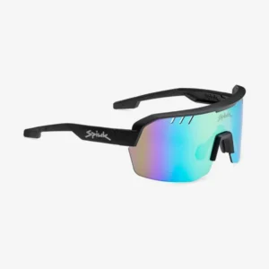 Las gafas Spiuk Lyra se han convertido en una de las opciones preferidas para ciclistas que buscan una combinación equilibrada entre diseño, comodidad, protección y rendimiento. Pensadas para quienes pasan muchas horas sobre la bicicleta y necesitan unas gafas que se adapten perfectamente a cualquier situación, las Lyra destacan por su pantalla inastillable con protección UV400, su diseño envolvente y la ligereza característica de las monturas Spiuk.