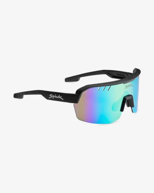 Las gafas Spiuk Lyra se han convertido en una de las opciones preferidas para ciclistas que buscan una combinación equilibrada entre diseño, comodidad, protección y rendimiento. Pensadas para quienes pasan muchas horas sobre la bicicleta y necesitan unas gafas que se adapten perfectamente a cualquier situación, las Lyra destacan por su pantalla inastillable con protección UV400, su diseño envolvente y la ligereza característica de las monturas Spiuk.