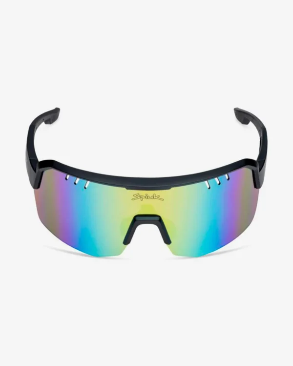 Las gafas Spiuk Lyra se han convertido en una de las opciones preferidas para ciclistas que buscan una combinación equilibrada entre diseño, comodidad, protección y rendimiento. Pensadas para quienes pasan muchas horas sobre la bicicleta y necesitan unas gafas que se adapten perfectamente a cualquier situación, las Lyra destacan por su pantalla inastillable con protección UV400, su diseño envolvente y la ligereza característica de las monturas Spiuk.