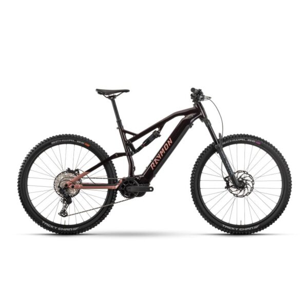 La Raymon TrailRay 150 Pro es una bicicleta eléctrica de montaña (e-MTB) diseñada para riders que buscan un rendimiento de primer nivel, una suspensión superior y la máxima potencia en cualquier tipo de terreno. Con el motor Yamaha PW-X3 de 85 Nm, una batería gigante de 800 Wh, suspensiones RockShox de gama alta y un montaje SLX de 12 velocidades, esta bicicleta está creada para quienes exigen control, estabilidad y potencia sin compromisos.
