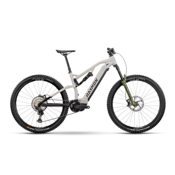 La Raymon TrailRay 150 XT Pro es una e-MTB diseñada para ciclistas que buscan lo mejor en potencia, control y rendimiento. Equipada con el Yamaha PW-XM, el motor más avanzado jamás creado por Yamaha, ofrece 85 Nm de par con un comportamiento extremadamente natural y explosivo. Su batería de 800 Wh, sus suspensiones RockShox Lyrik Ultimate + Deluxe Select+, y su montaje Shimano Deore XT 12v colocan esta bicicleta en la élite del trail y all-mountain eléctrico.