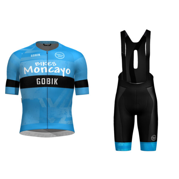 El equipamiento oficial del equipo Bikes Moncayo – Temporada 2026 El Traje Completo Team Bikes Moncayo T26 representa la máxima expresión de rendimiento, identidad y compromiso con el ciclismo. Este conjunto, compuesto por el Culotte Absolute K10 7.0 Hombre y el Maillot Manga Corta CX Pro 4.0 Unisex, es exactamente el mismo que utilizan los corredores y miembros del equipo Bikes Moncayo durante la temporada 2026. No se trata de una réplica ni de una versión inspirada: es el traje oficial con el que entrenamos, competimos y representamos nuestros valores sobre la bicicleta.