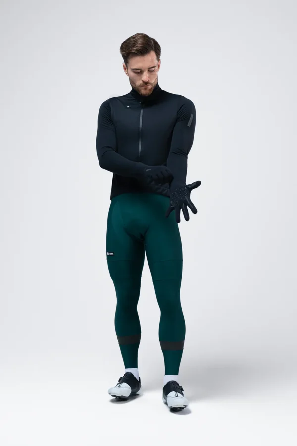 Los Guantes Gobik Hyperguard True Black Unisex representan la máxima evolución en guantes de invierno para ciclismo, diseñados para ofrecer una protección integral frente al frío, el viento y la humedad sin renunciar a la transpirabilidad ni a la libertad de movimiento. Pensados para ciclistas exigentes que entrenan o compiten en condiciones climáticas adversas, estos guantes son una pieza clave para mantener el rendimiento durante los meses más fríos del año ❄️🚴‍♂️.