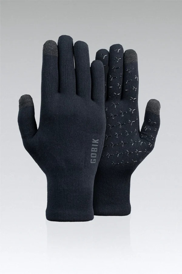Los Guantes Gobik Hyperguard True Black Unisex representan la máxima evolución en guantes de invierno para ciclismo, diseñados para ofrecer una protección integral frente al frío, el viento y la humedad sin renunciar a la transpirabilidad ni a la libertad de movimiento. Pensados para ciclistas exigentes que entrenan o compiten en condiciones climáticas adversas, estos guantes son una pieza clave para mantener el rendimiento durante los meses más fríos del año ❄️🚴‍♂️.