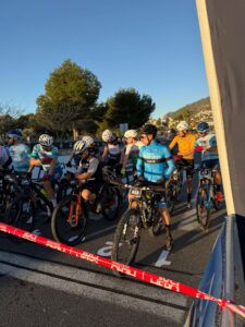 Bikes Moncayo afronta la HERO Calpe 2026 en una prueba durísima y mal organizada. Manuel Lapuente padre e hijo completan una auténtica odisea marcada por caídas, averías y un recorrido extremo.
