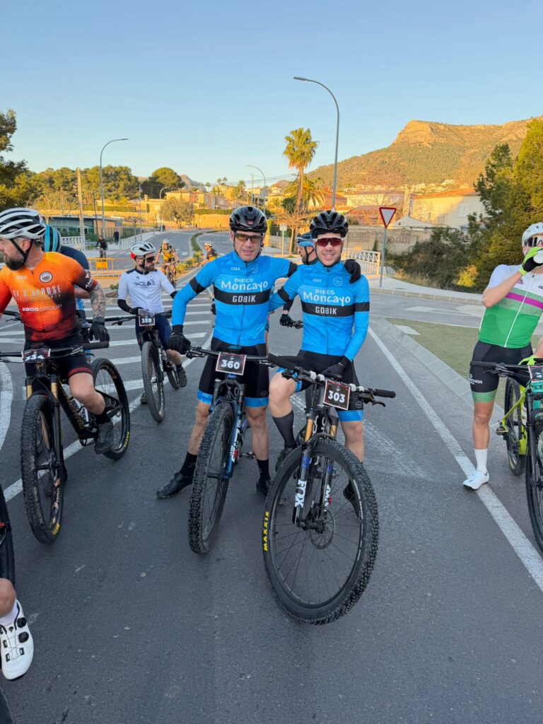 Bikes Moncayo afronta la HERO Calpe 2026 en una prueba durísima y mal organizada. Manuel Lapuente padre e hijo completan una auténtica odisea marcada por caídas, averías y un recorrido extremo.