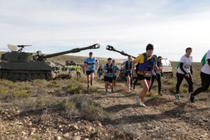 Iván Garbayo Hernández compitiendo en la 10K Academia General Militar con la camiseta de Bikes Moncayo en un recorrido exigente