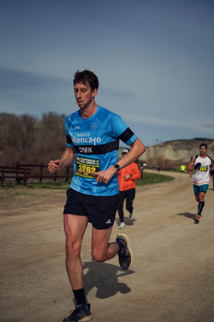 Iván Garbayo Hernández compitiendo en la 10K Academia General Militar con la camiseta de Bikes Moncayo en un recorrido exigente