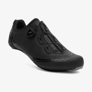 Las zapatillas Spiuk Aldama para carretera sólo pesan 560 gramos y poseen un carácter competitivo y dinámico con un diseño y construcción basados en la calidad y en el cuidado por el detalle. Zapatillas Spiuk Aldama Road con cierre BOA que asegura un ajuste cómodo y preciso, logrando así el máximo rendimiento en cada pedalada. La versión Road está orientada al uso en carretera. Es una excelente opción para ciclistas avanzados. Gracias a su suela de construcción mixta de fibra de vidrio y poliamida, logra un mayor equilibrio entre confort y rendimiento en cada pedalada.