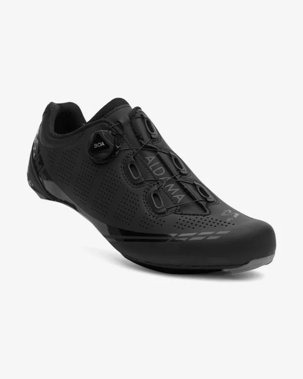 Las zapatillas Spiuk Aldama para carretera sólo pesan 560 gramos y poseen un carácter competitivo y dinámico con un diseño y construcción basados en la calidad y en el cuidado por el detalle. Zapatillas Spiuk Aldama Road con cierre BOA que asegura un ajuste cómodo y preciso, logrando así el máximo rendimiento en cada pedalada. La versión Road está orientada al uso en carretera. Es una excelente opción para ciclistas avanzados. Gracias a su suela de construcción mixta de fibra de vidrio y poliamida, logra un mayor equilibrio entre confort y rendimiento en cada pedalada.