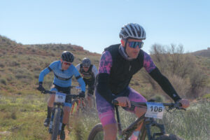 Ciclistas del equipo Bikes Moncayo compitiendo en la prueba BTT de Quinto de Ebro 2026 en un recorrido exigente de montaña